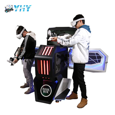 Bataille debout d'intérieur de joueurs du jeu 2 de simulateur de VR avec des verres sans fil d'arme à feu de pp
