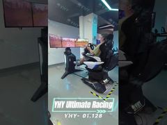 01.128 Simulateur de voiture de course avec 3 écrans.